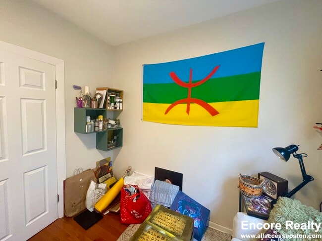 Building Photo - 75 Putnam St