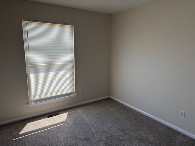 Building Photo - WINDSOR OAKS WEST - Three Bedroom Townhome