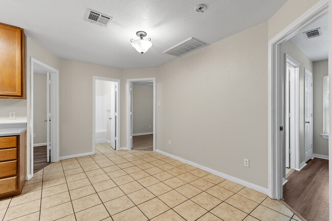 Building Photo - 217 E Craven Ave