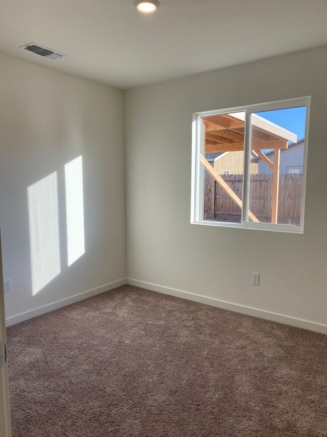 Building Photo - Modern 3-Bedroom, 2-Bath Home with Spaciou...