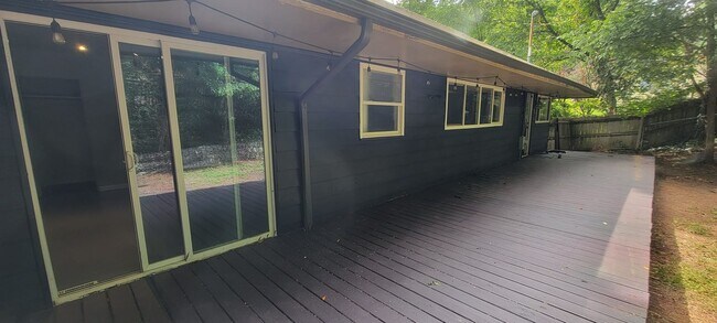 Building Photo - 4 bedrooms 3 baths beautiful house