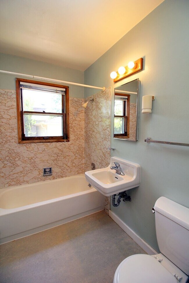 Building Photo - renwr09