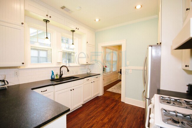 Building Photo - Yellow Bungalow in Hillcrest