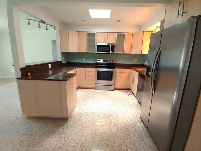 Building Photo - Stunning Pool Home in Sapphire Shores – West of the Trail Near the Ringling Museum