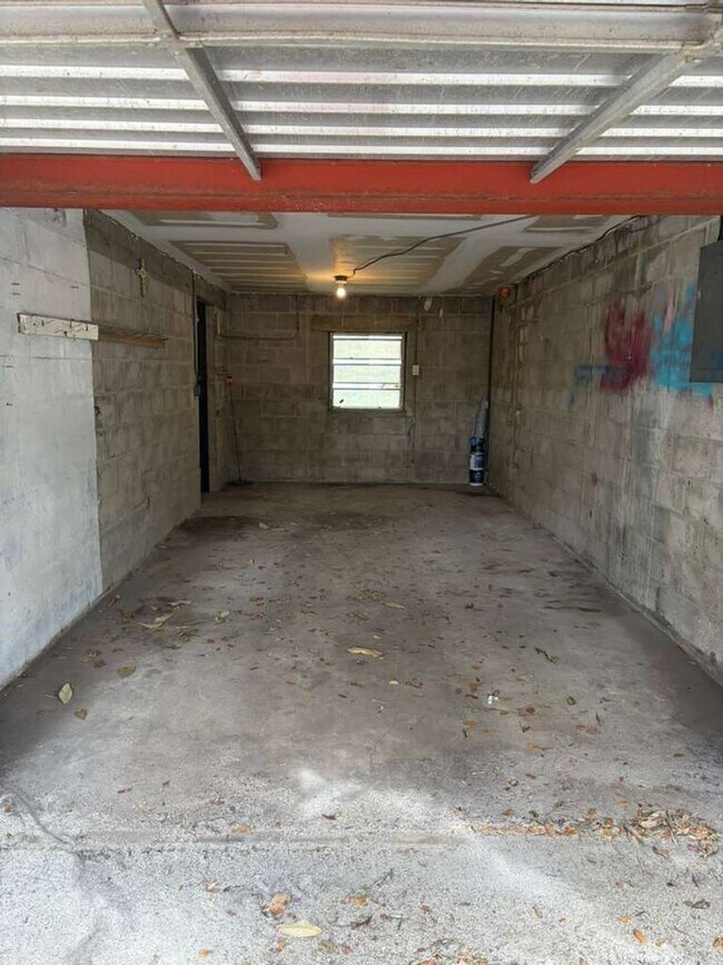 Building Photo - P233 - Lynd #9