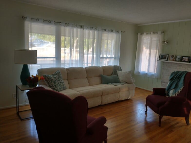 Living room - 6819 Yolanda Ave