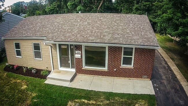 Building Photo - 1028 Valley Stream Dr