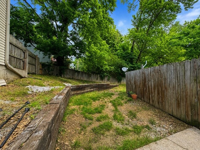 Building Photo - Remodeled 2 Bed/ 1.5 Bath Townhouse in Batesville!