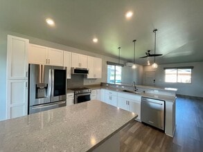 Building Photo - Home for Rent in Hoopili (Lehua) 4 BED/2.5 BATH + Garage!