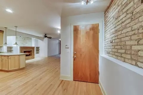 Entryway - 4733 N Malden St