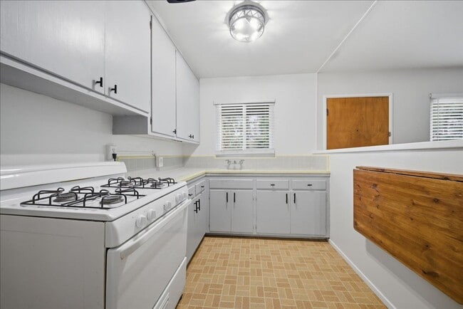 Building Photo - 1155-1155 Rodeo Way