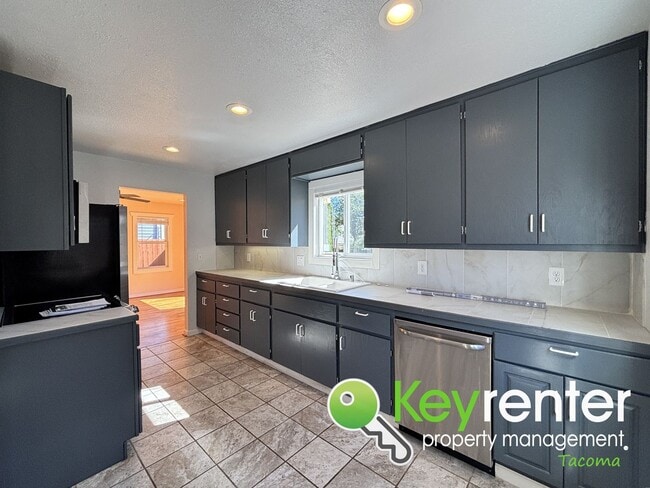 Building Photo - Charming 2-Bedroom Home with Modern Upgrad...