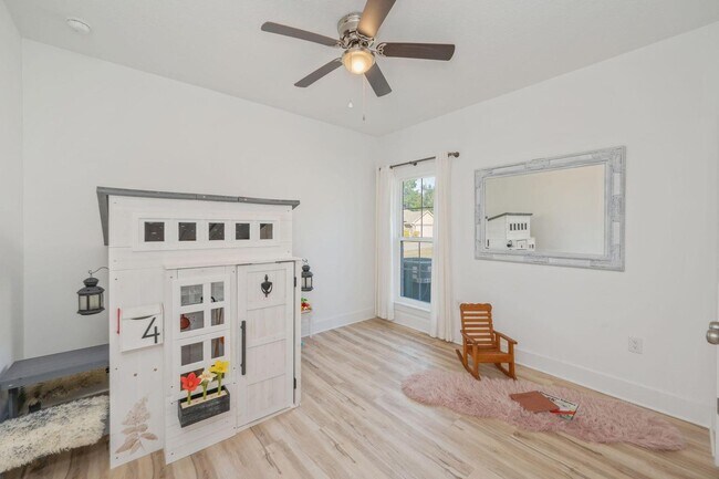 Building Photo - 667 Red Fern Rd