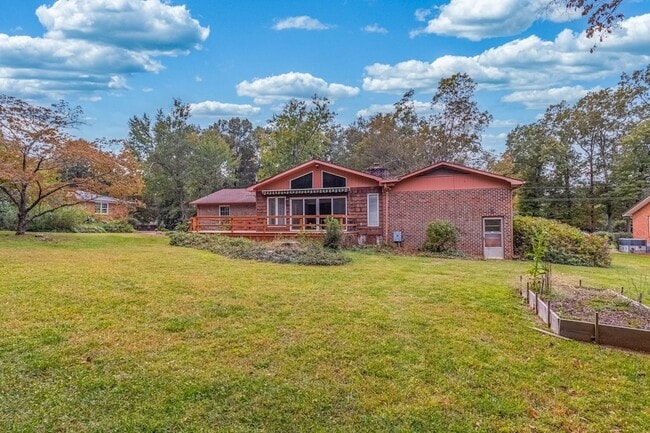 Building Photo - 204 Lake Cir Dr