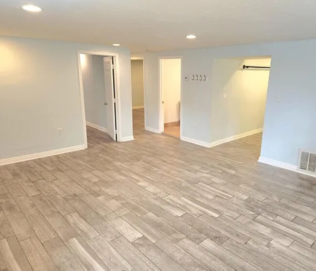 Building Photo - Beautiful 3-Bedroom Garden Apartment in th...