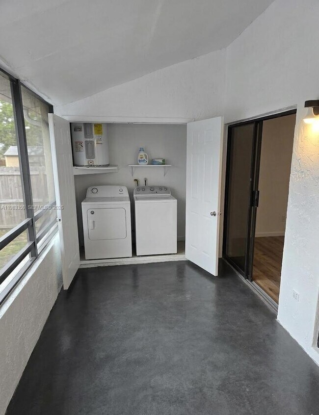 Building Photo - 20130 NE 3rd Ct