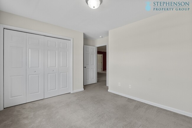 Building Photo - Freshly Remodeled 5 Bedroom with Primary B...