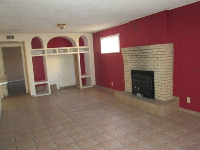 Building Photo - A must see if you're looking for more livi...