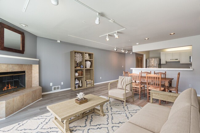 Building Photo - Columbia River View Condo - Hayden Island!