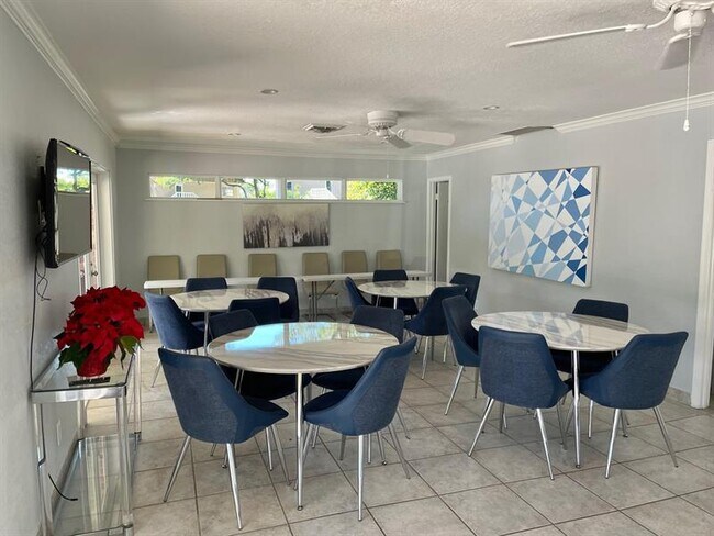 Building Photo - 156 NE 20th Ct