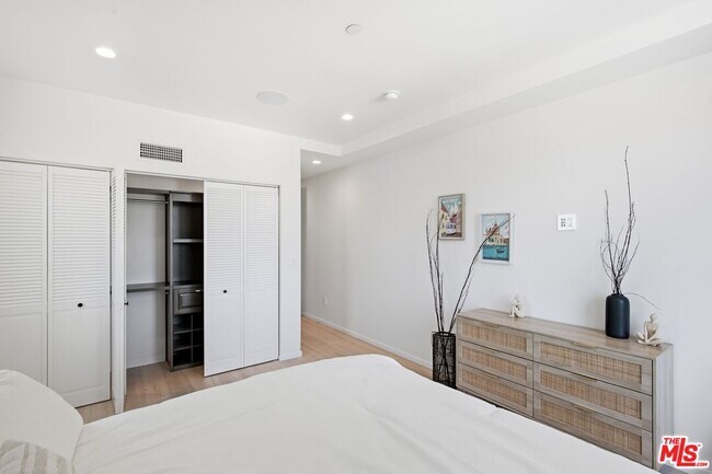 Building Photo - 2311 Cove Ave