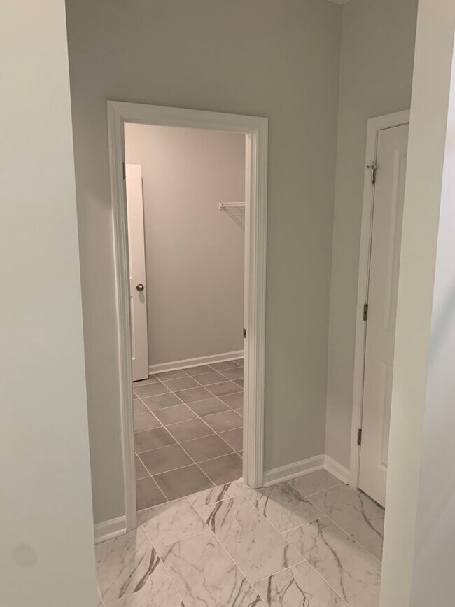 Building Photo - Modern Living in Windsor Hill