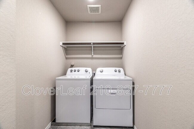 Building Photo - 255 Kinsley Wy