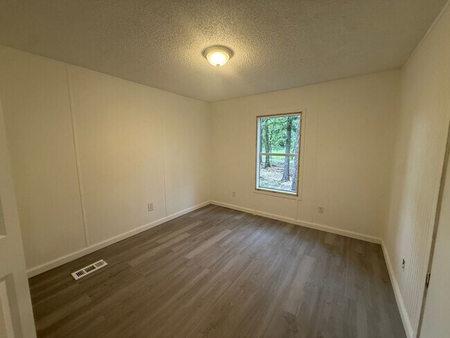 Building Photo - 4 Bedrooms, 3 Bathrooms with potential 5th Bedroom- Mobile home in Armuchee!