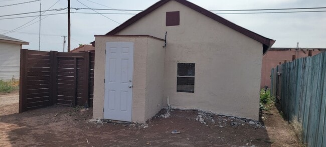Building Photo - 1 Bedroom/1 Bath Home!