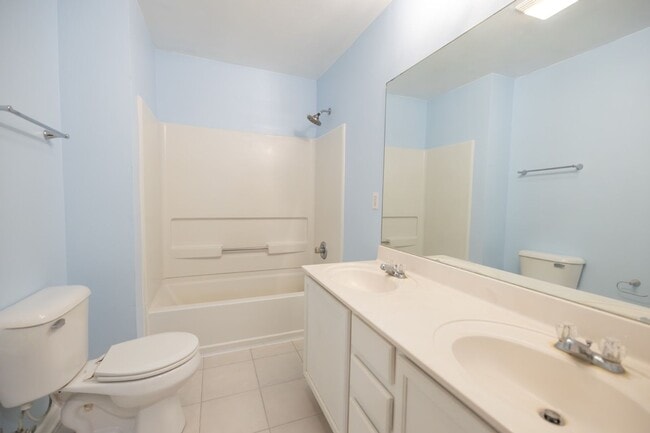 Building Photo - 4 bedroom Townhome Near LSU in a Gated Community
