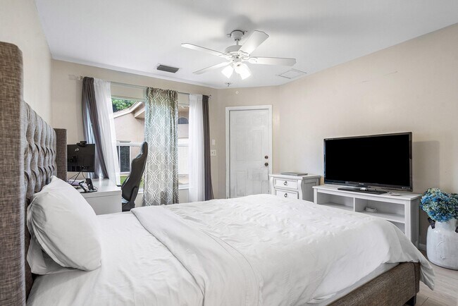 Building Photo - 790 Clearbrook Park Cir