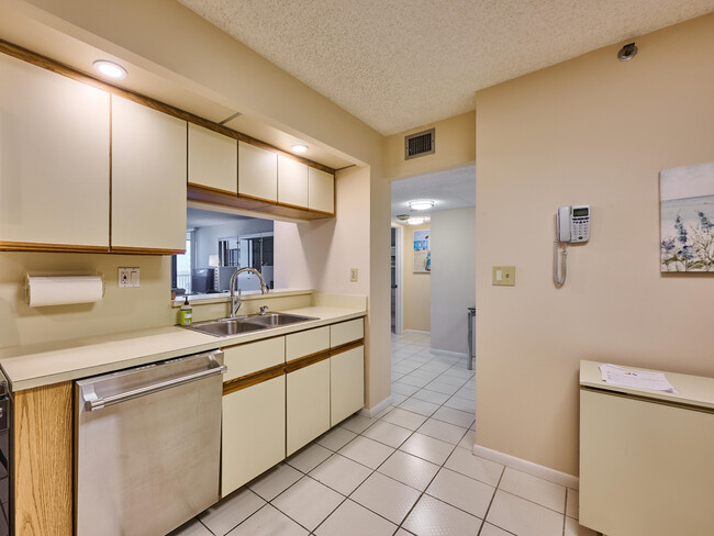 Building Photo - 3420 S Ocean Blvd