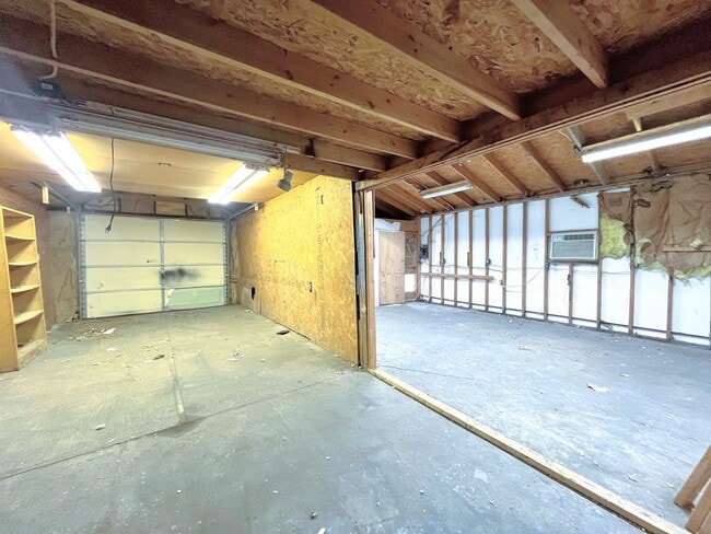 Building Photo - Bungalow Style 3 bed 2 bath home