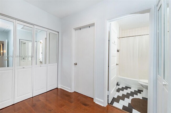 Building Photo - 2920 SW 30th Ct