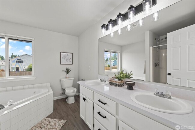 Building Photo - Amazing 4 br 2.5 bedroom 2000 sqft home!