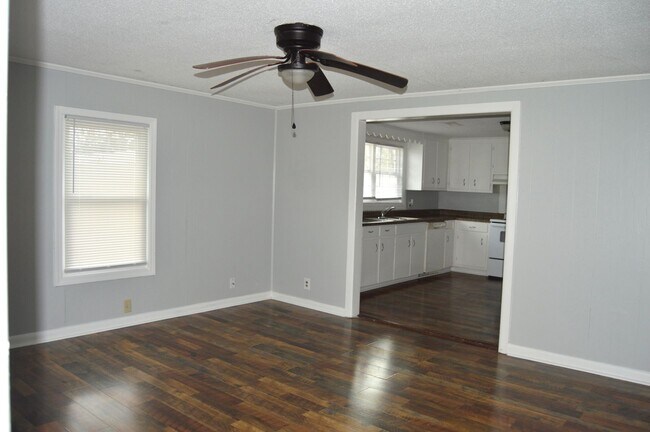 Building Photo - 3 Bedroom 1 Bathroom