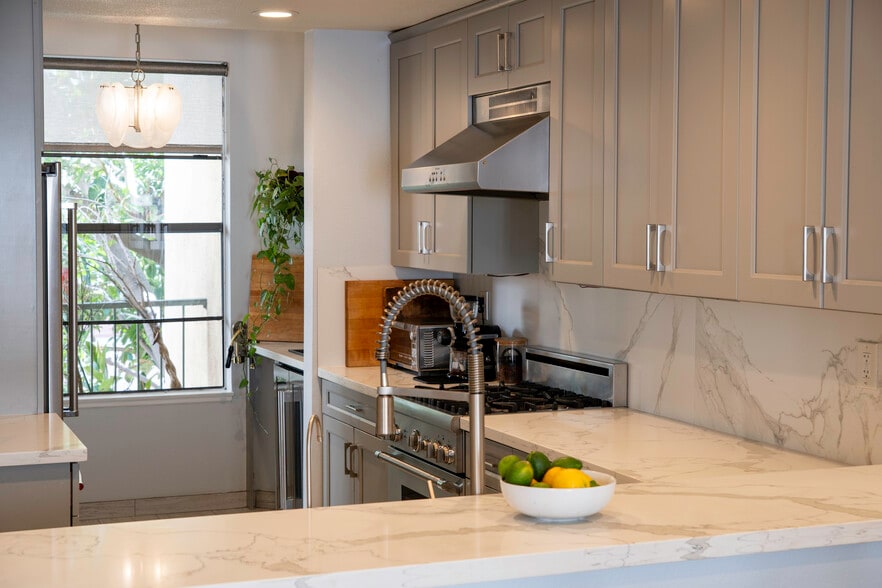 Building Photo - 425 E Ocean Blvd