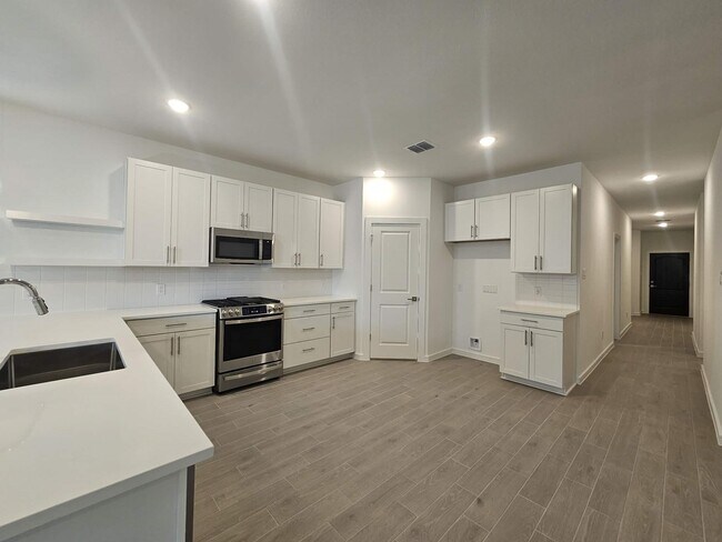 Building Photo - 8338 Bay Oaks Dr