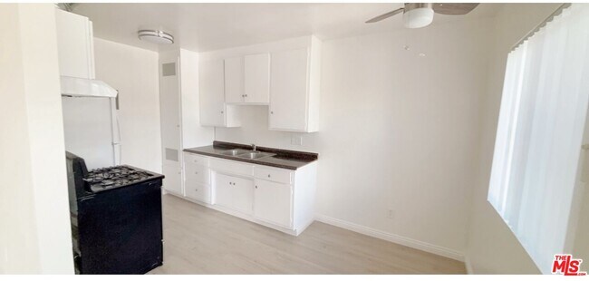 Building Photo - 1034 S Ardmore Ave