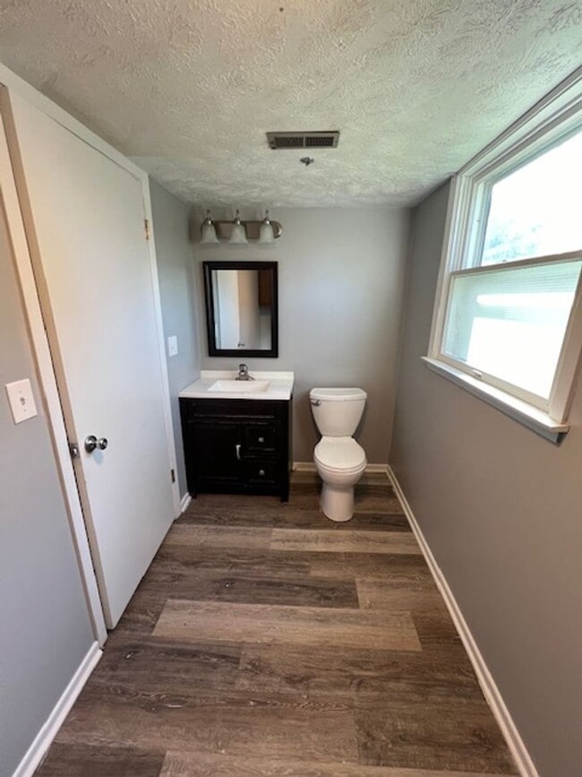 Building Photo - 3 Bedroom In Roanoke Estates!!