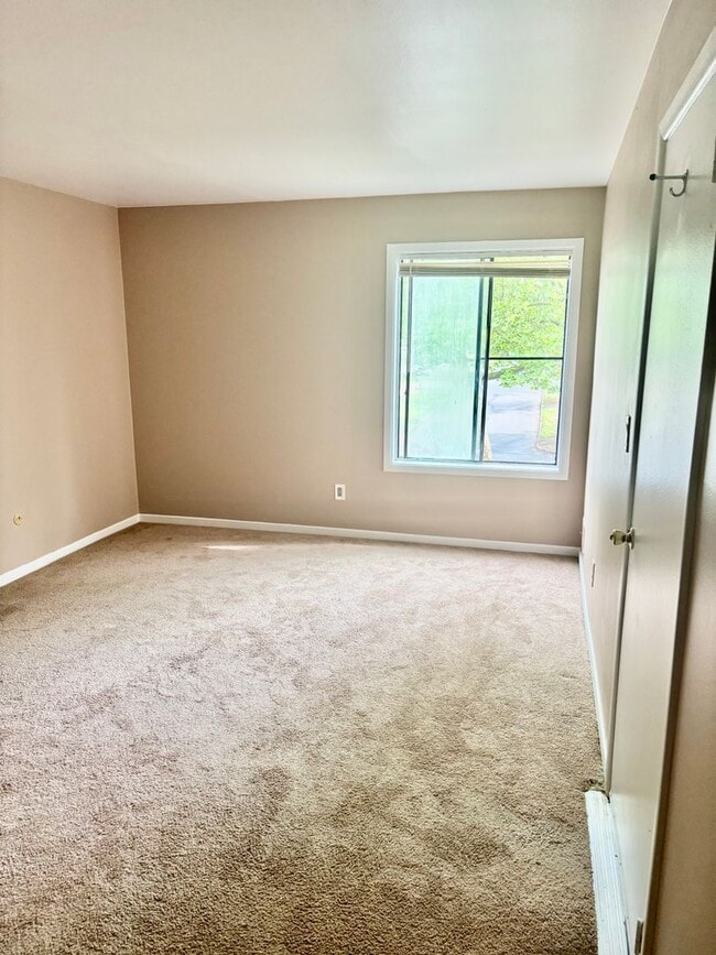 Building Photo - 1 Bedroom, 1 Bathroom Condo located in the...