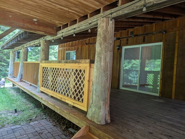 Building Photo - Spacious 4BR Home Near Sacheen & Davis Lake