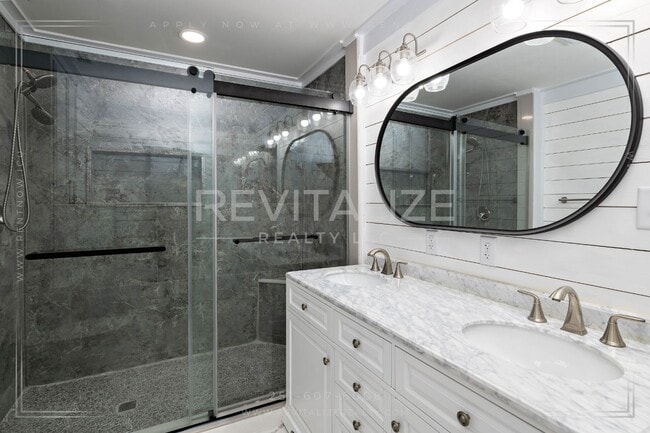 Building Photo - Gorgeous Spring Hill Home!