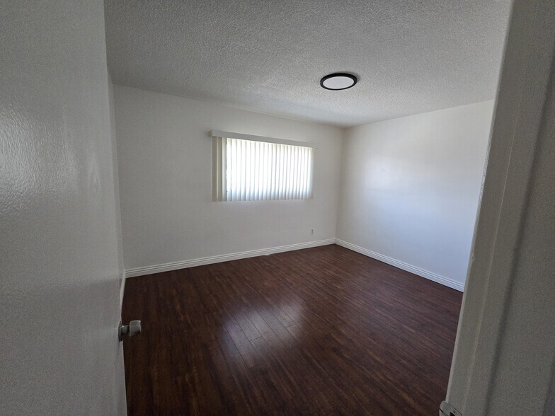 Building Photo - 6823 Hayvenhurst Ave