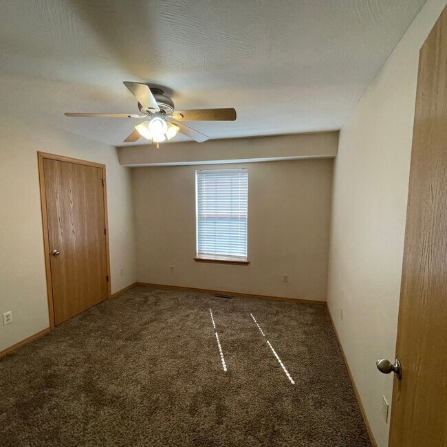 Building Photo - Beautiful 4 bedroom 3 full bathroom home available Now!