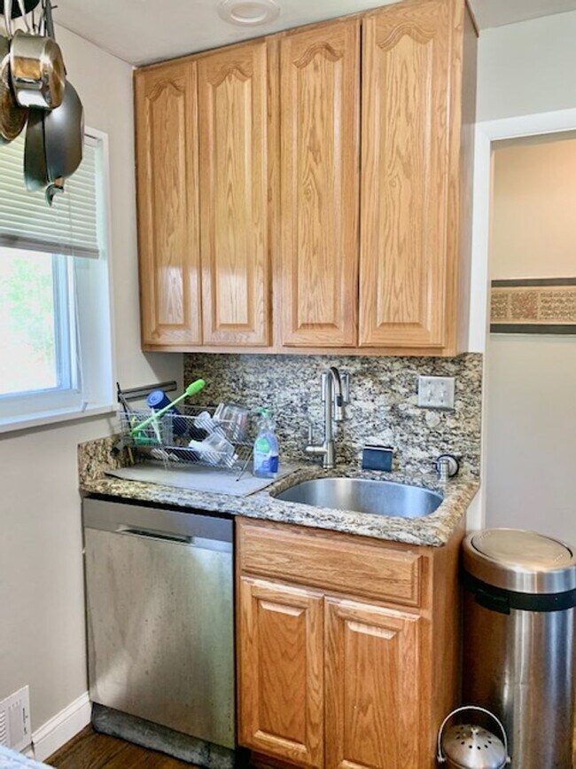 Building Photo - Light filled 2 BR plus 2 rooms, 2 FB including one in finished basement. Great location