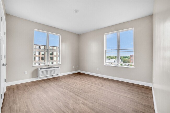 Building Photo - 127 Centre St