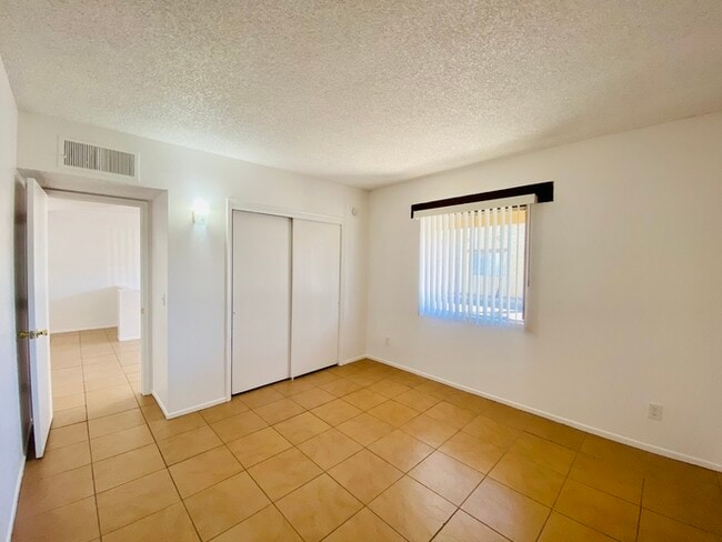 Building Photo - Spacious Townhome Style Home with Large Ya...