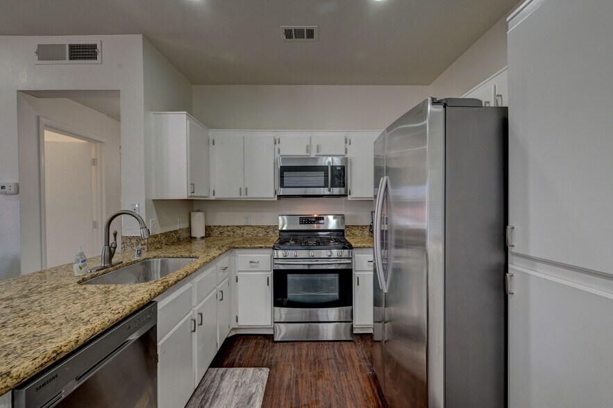 Building Photo - 251 S Green Valley Pky