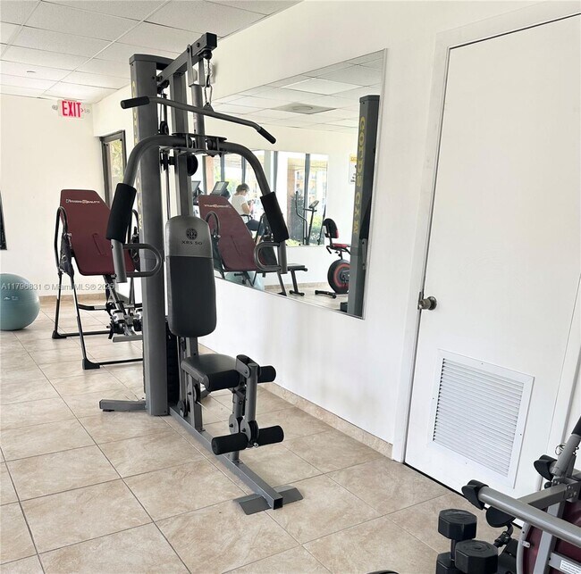 Building Photo - 9350 Fontainebleau Blvd